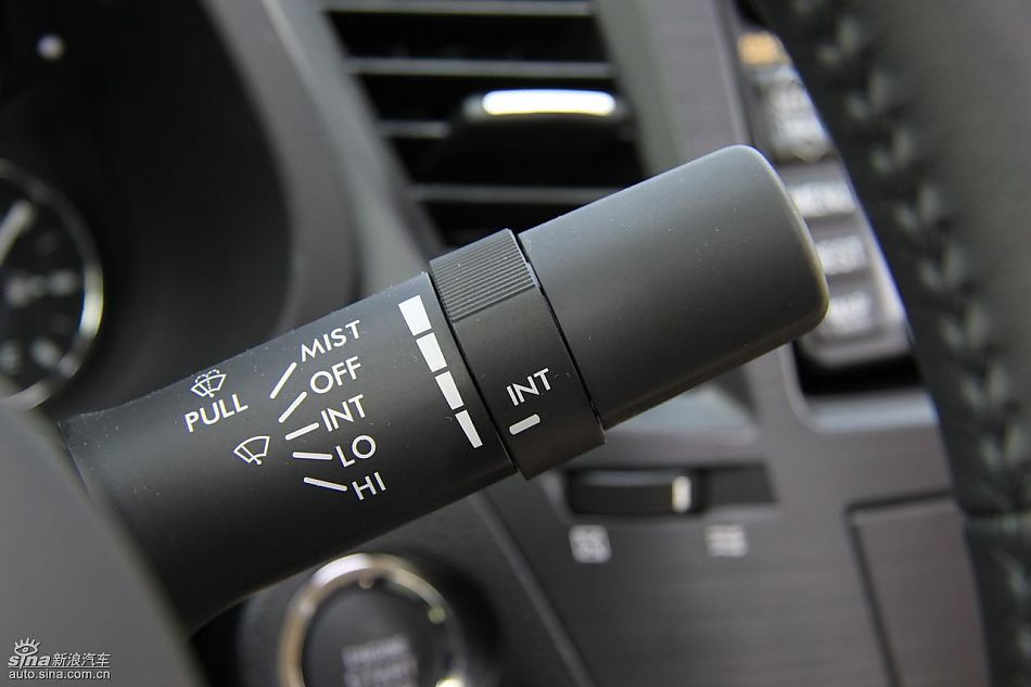 斯巴鲁新力狮内饰实拍图