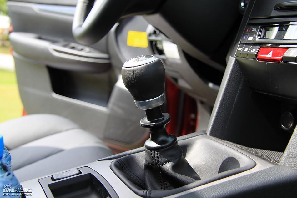 斯巴鲁新力狮内饰实拍图