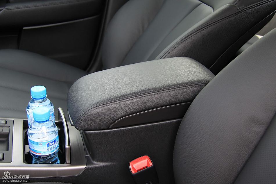斯巴鲁新力狮内饰实拍图