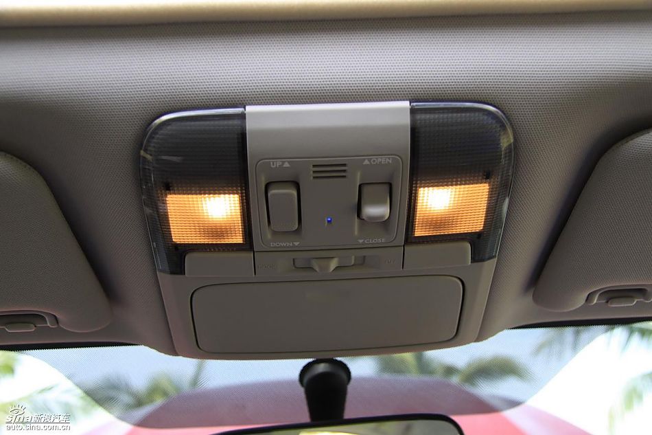 斯巴鲁新力狮内饰实拍图