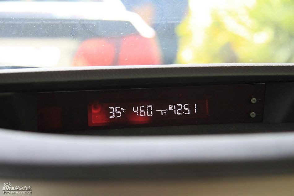 斯巴鲁新力狮内饰实拍图