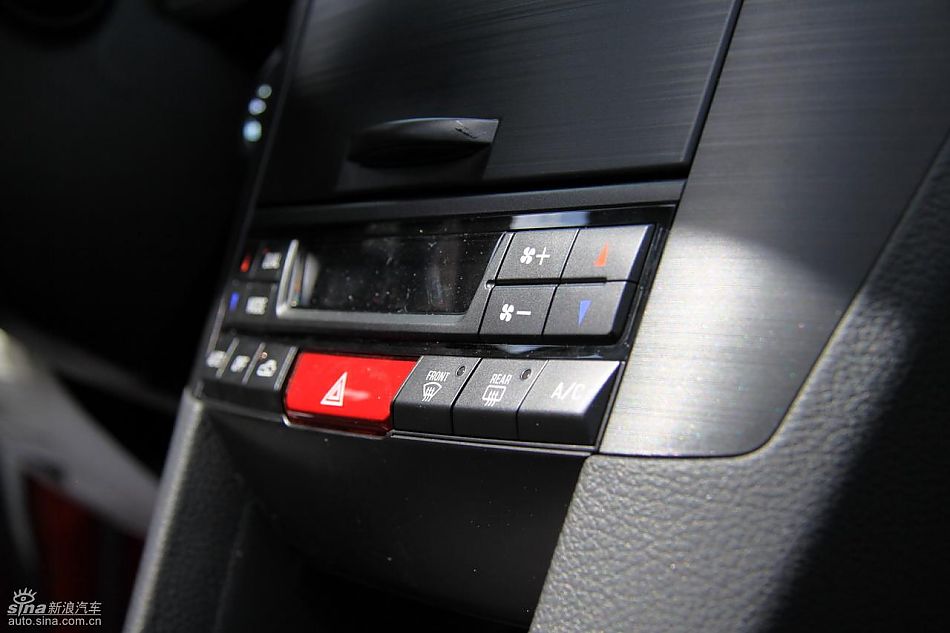 斯巴鲁新力狮内饰实拍图