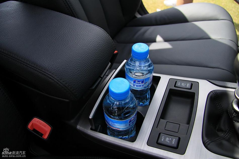 斯巴鲁新力狮内饰实拍图