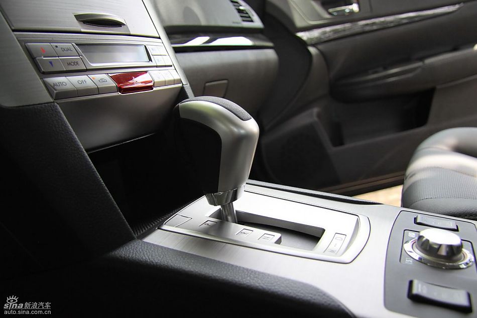 斯巴鲁新力狮内饰实拍图