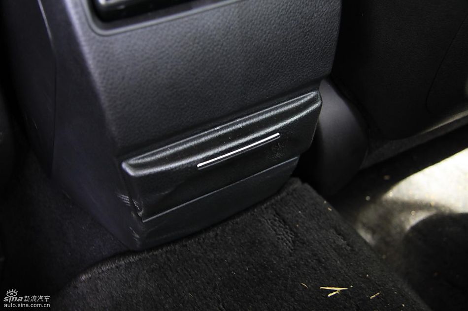 斯巴鲁新力狮内饰实拍图