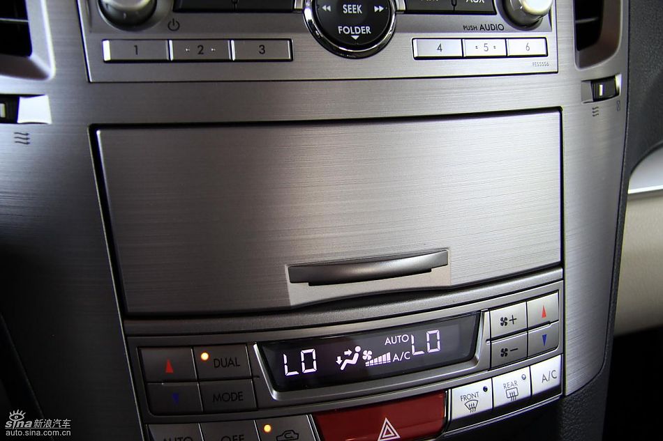 斯巴鲁新力狮内饰实拍图