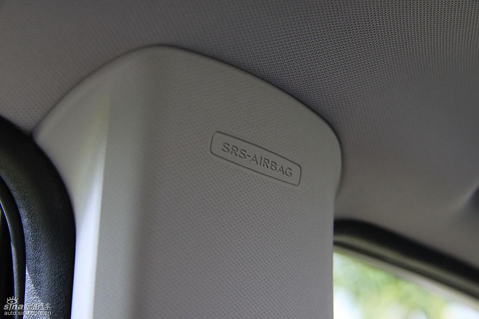 斯巴鲁新力狮内饰实拍图