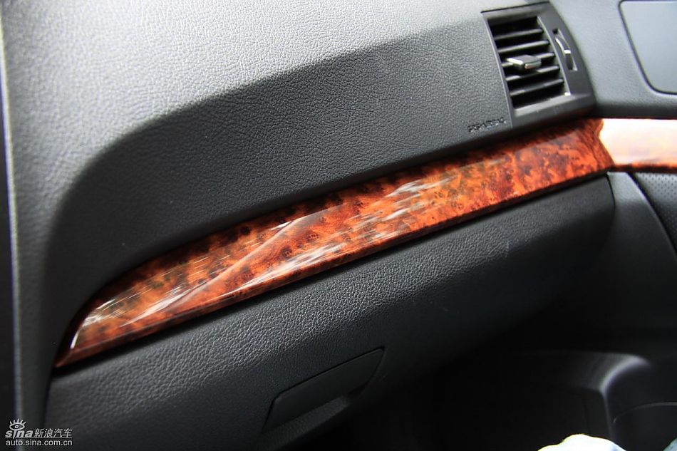 斯巴鲁新力狮内饰实拍图