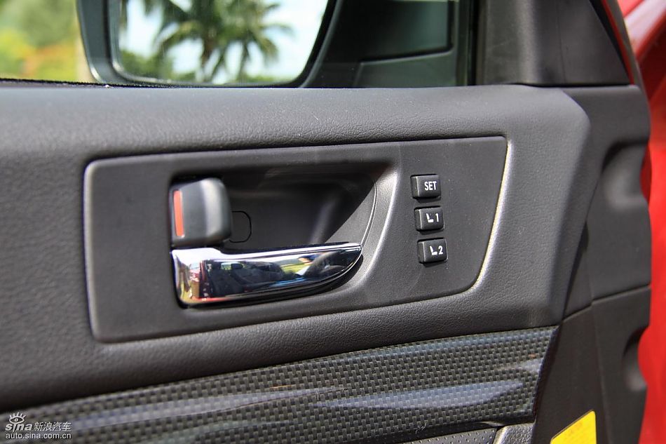 斯巴鲁新力狮内饰实拍图