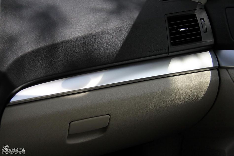 斯巴鲁新力狮内饰实拍图