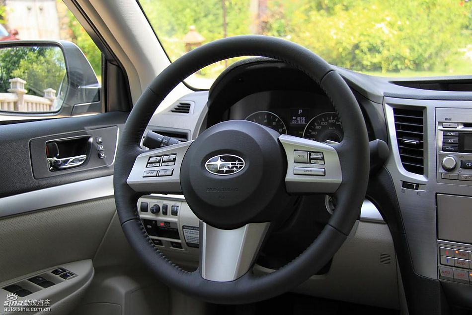斯巴鲁新力狮内饰实拍图