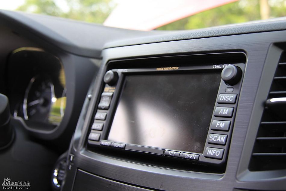 斯巴鲁新力狮内饰实拍图