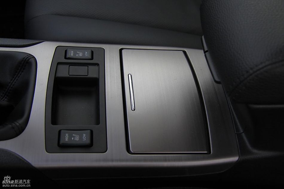 斯巴鲁新力狮内饰实拍图