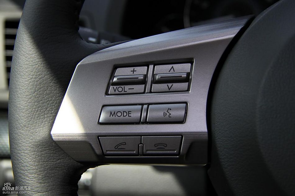 斯巴鲁新力狮内饰实拍图