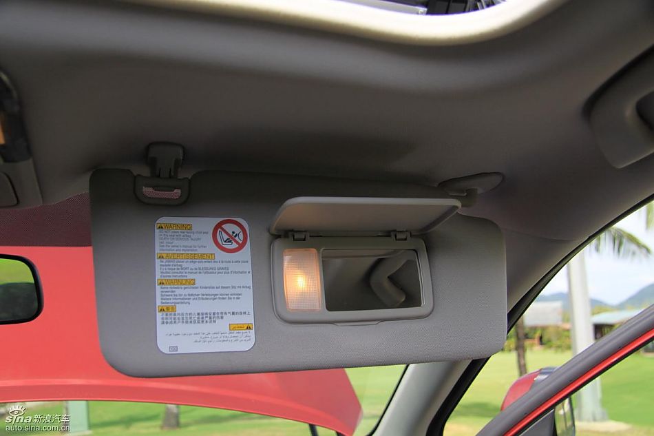 斯巴鲁新力狮内饰实拍图