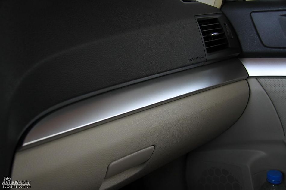 斯巴鲁新力狮内饰实拍图