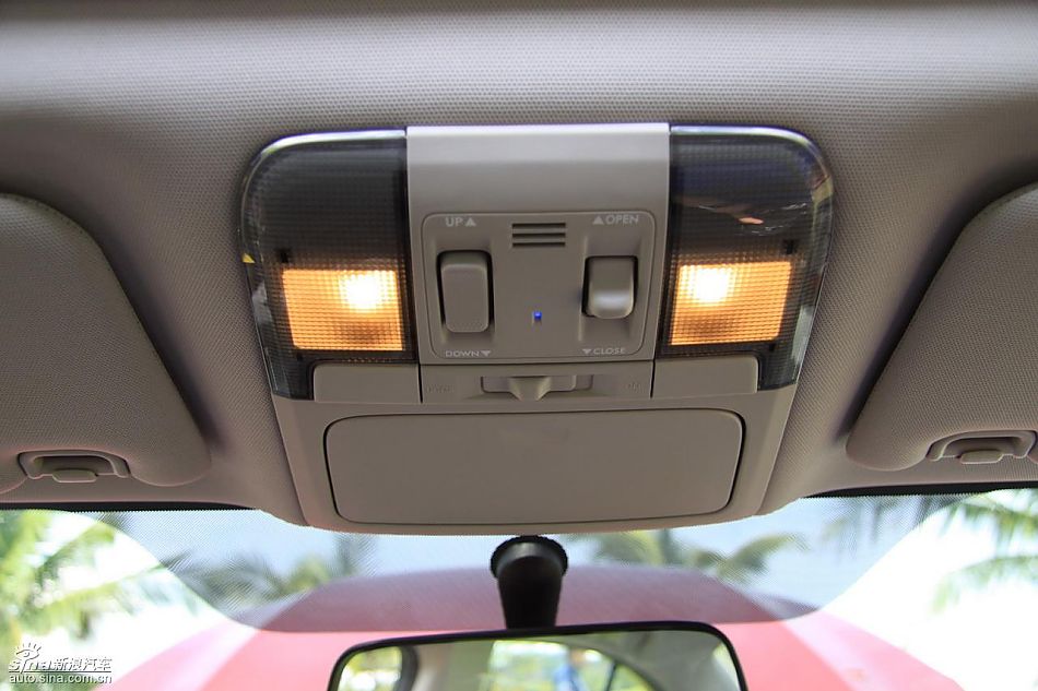 斯巴鲁新力狮内饰实拍图