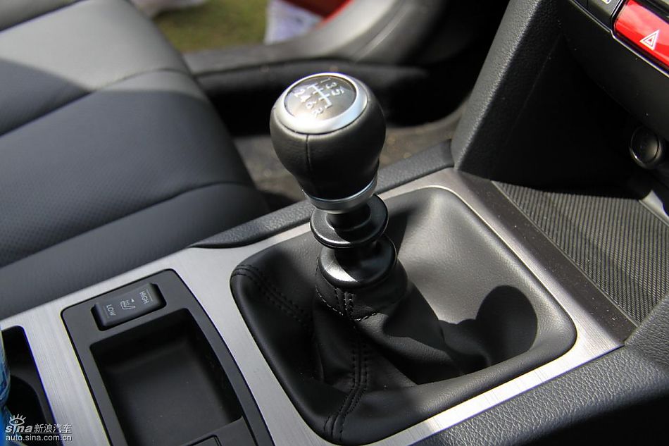 斯巴鲁新力狮内饰实拍图