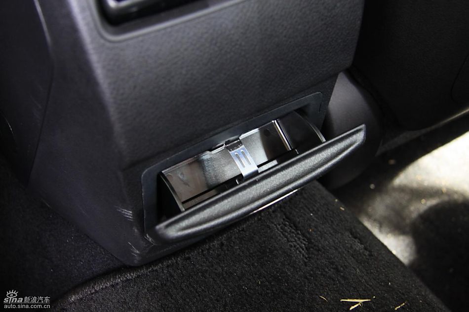 斯巴鲁新力狮内饰实拍图