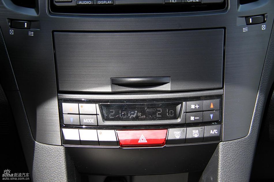 斯巴鲁新力狮内饰实拍图