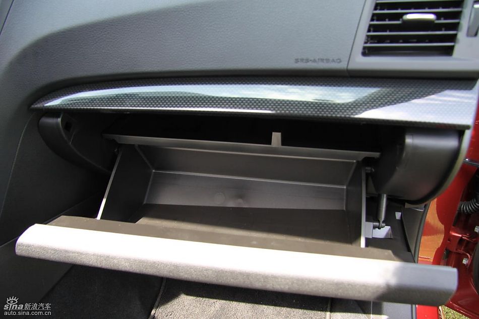 斯巴鲁新力狮内饰实拍图