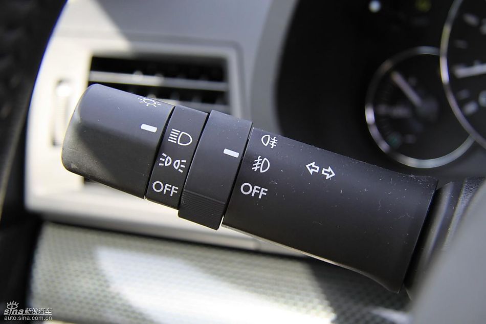 斯巴鲁新力狮内饰实拍图