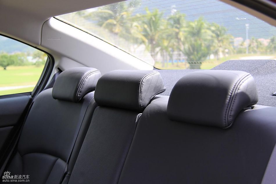 斯巴鲁新力狮内饰实拍图