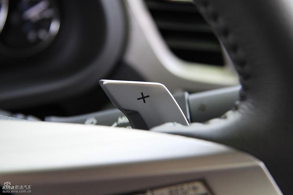 斯巴鲁新力狮内饰实拍图