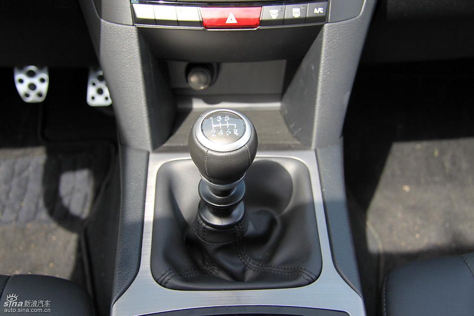 斯巴鲁新力狮内饰实拍图