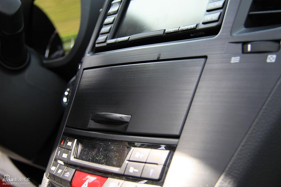 斯巴鲁新力狮内饰实拍图