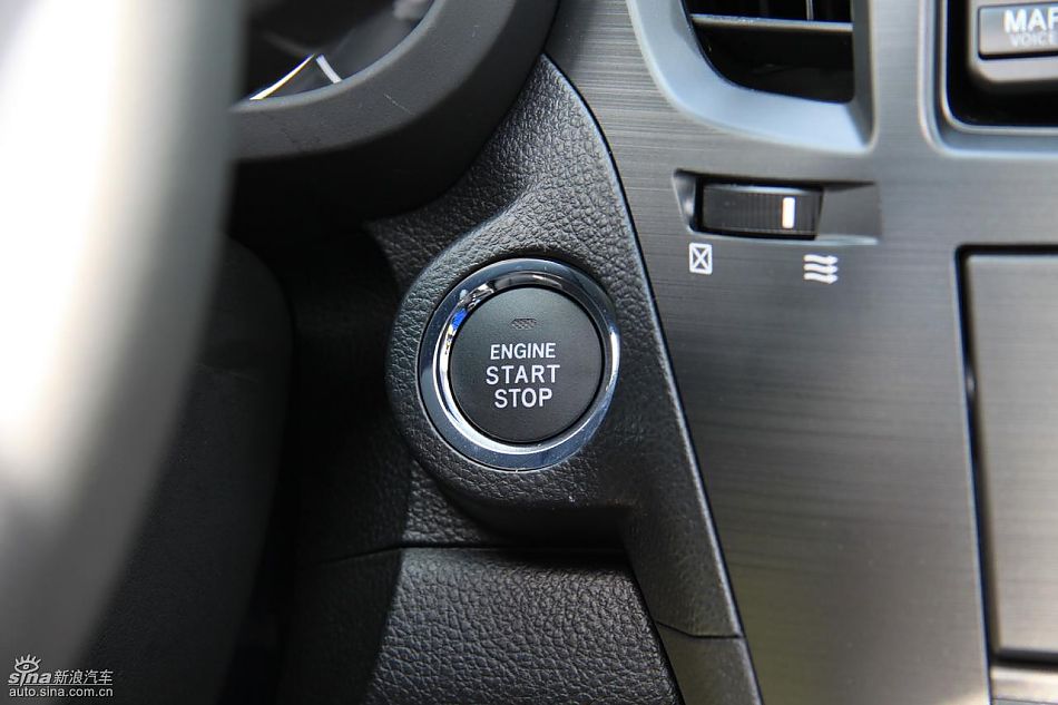 斯巴鲁新力狮内饰实拍图