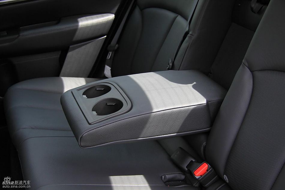 斯巴鲁新力狮内饰实拍图