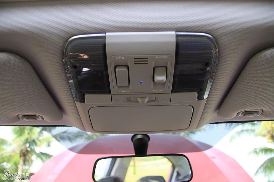 斯巴鲁新力狮内饰实拍图