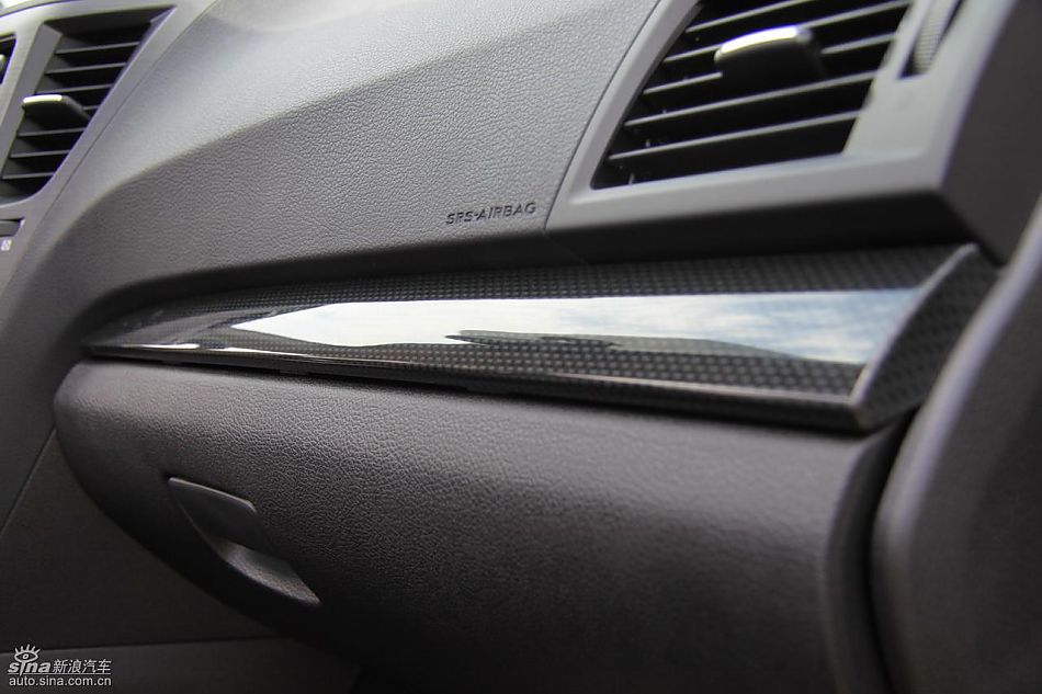 斯巴鲁新力狮内饰实拍图