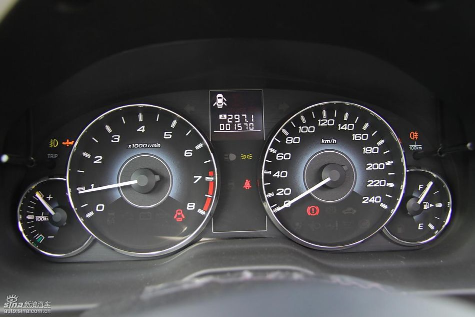 斯巴鲁新力狮内饰实拍图