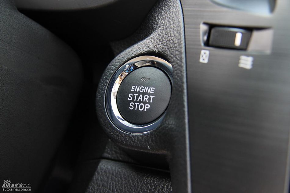 斯巴鲁新力狮内饰实拍图