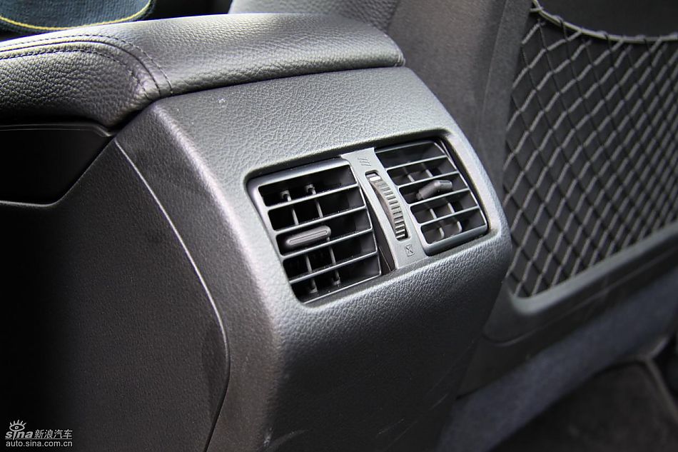 斯巴鲁新力狮内饰实拍图
