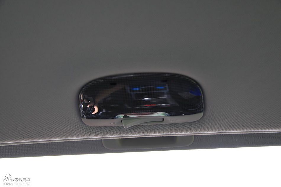 斯巴鲁新力狮内饰实拍图