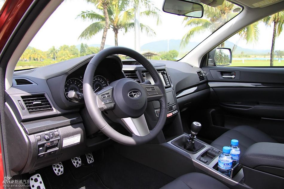 斯巴鲁新力狮内饰实拍图