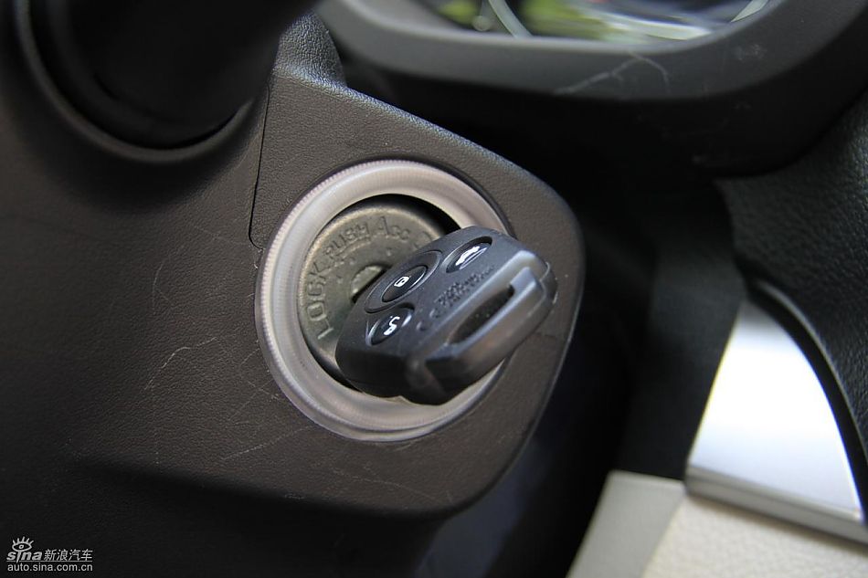 斯巴鲁新力狮内饰实拍图