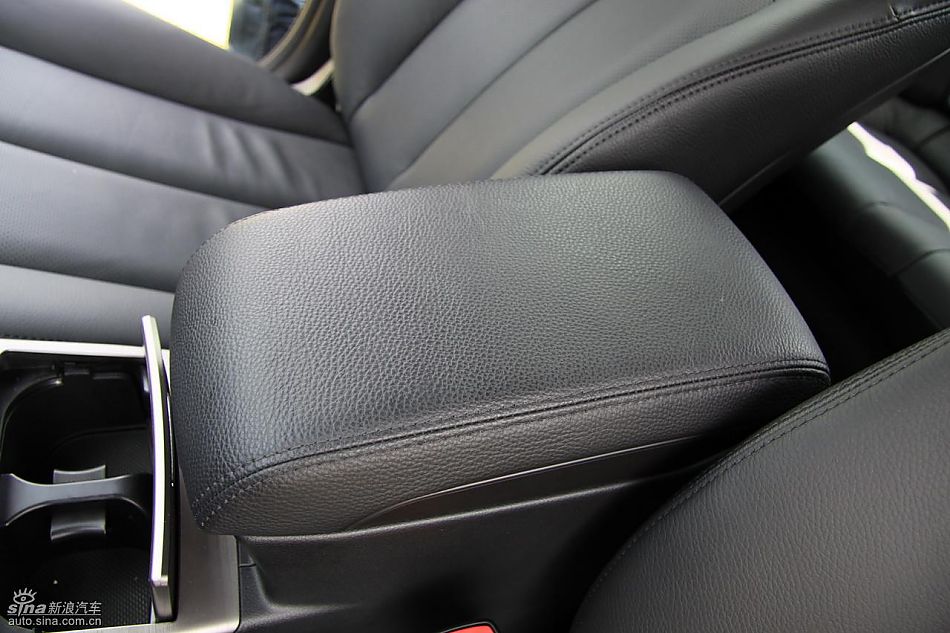 斯巴鲁新力狮内饰实拍图