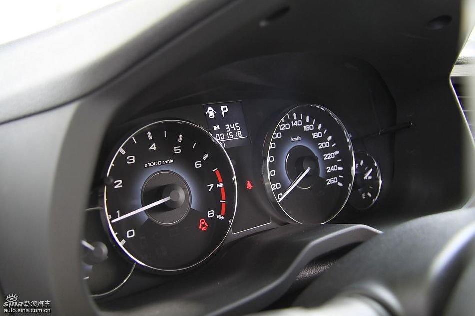 斯巴鲁新力狮内饰实拍图