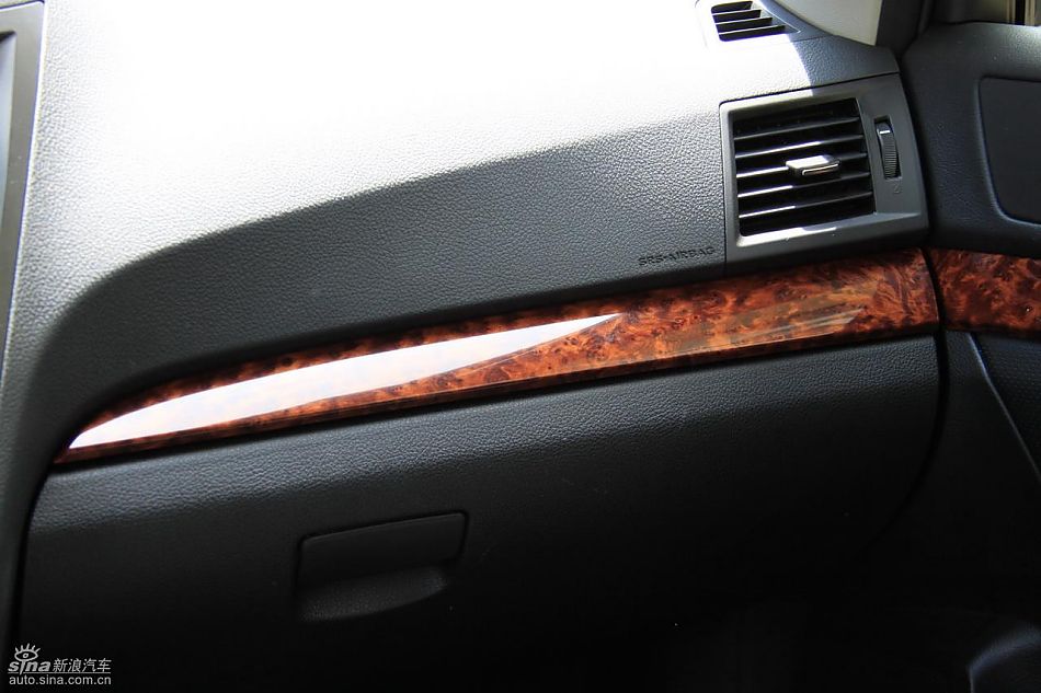 斯巴鲁新力狮内饰实拍图