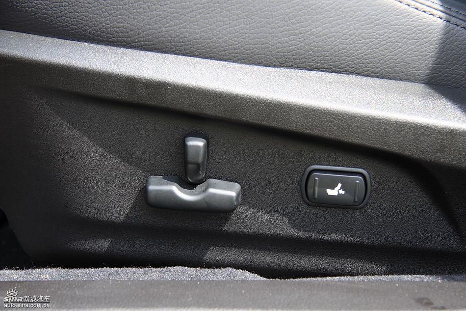 斯巴鲁新力狮内饰实拍图