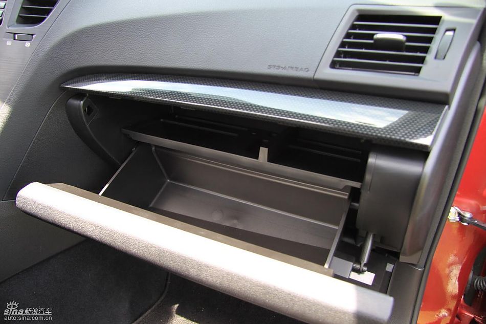 斯巴鲁新力狮内饰实拍图