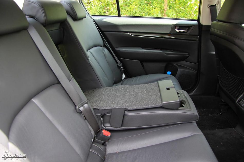 斯巴鲁新力狮内饰实拍图