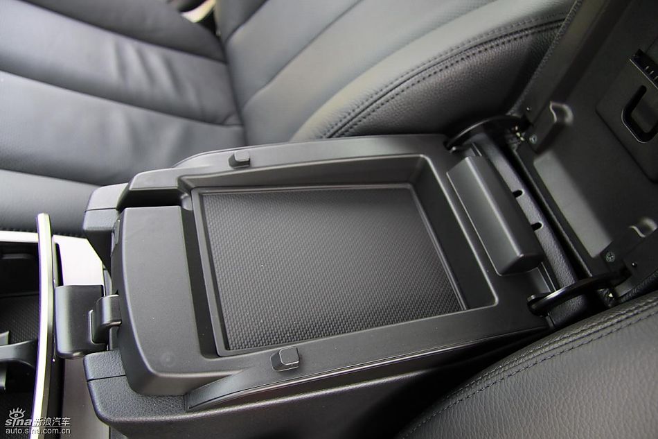 斯巴鲁新力狮内饰实拍图