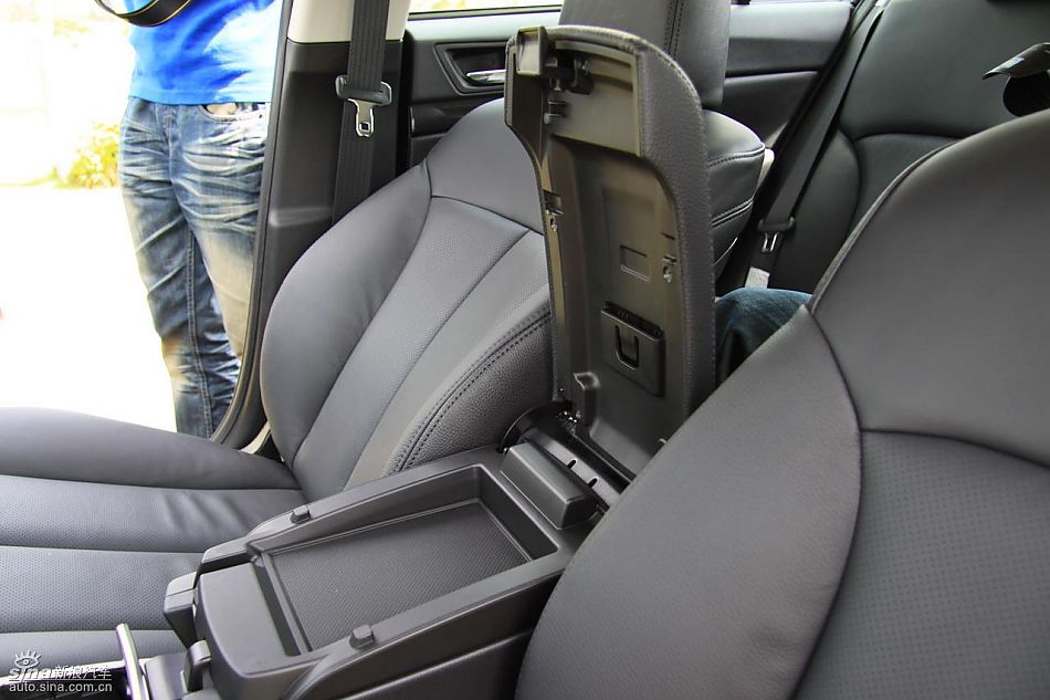 斯巴鲁新力狮内饰实拍图