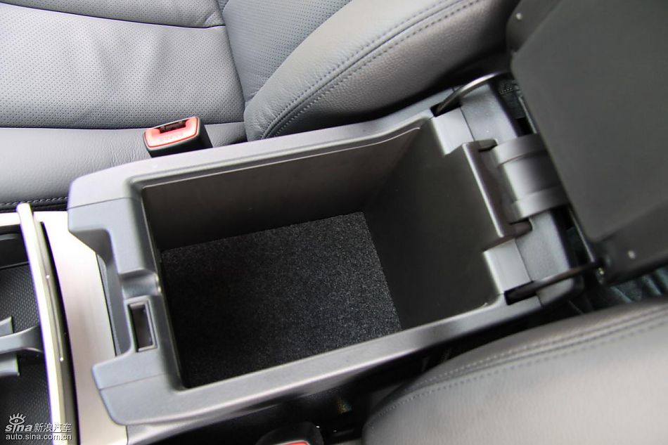 斯巴鲁新力狮内饰实拍图