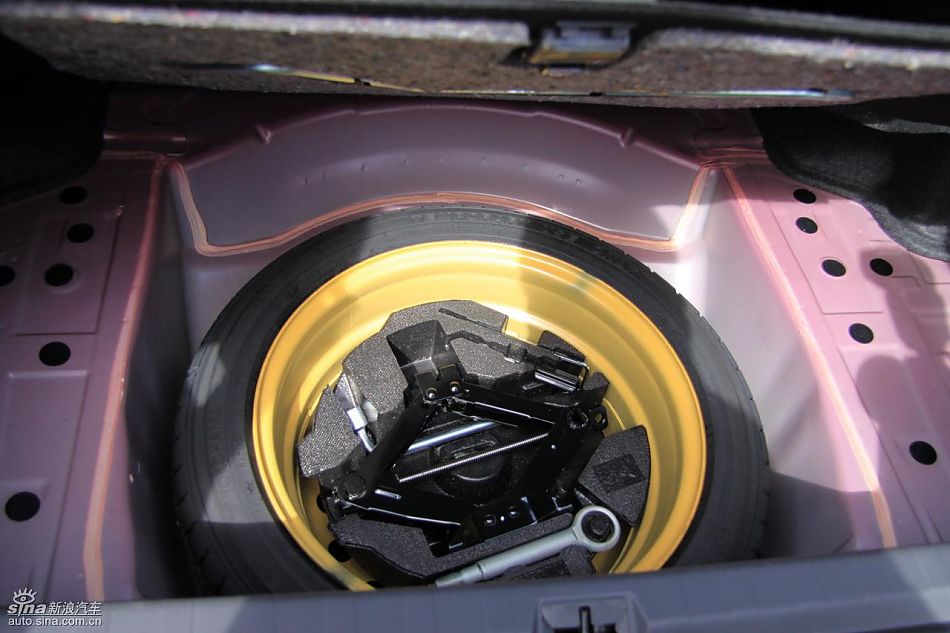 斯巴鲁新力狮外观实拍图